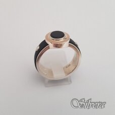Sidabrinis žiedas su aukso detalėmis, silikonu ir oniksu Z164; 22,5 mm