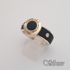 Sidabrinis žiedas su aukso detalėmis, silikonu ir oniksu Z164; 21,5 mm