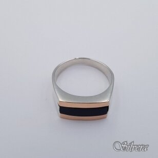 Sidabrinis žiedas su aukso detalėmis ir oniksu Z477; 20 mm