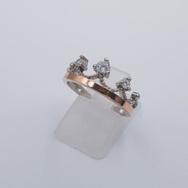 Sidabrinis žiedas su aukso detalėmis ir cirkoniais Z593; 18,5 mm Sidabrinis žiedas su aukso detalėmis ir cirkoniais Z593; 18,5 mm