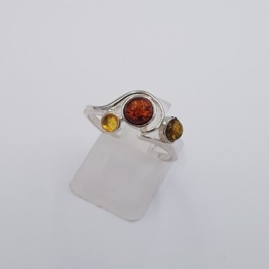 Sidabrinis žiedas su gintaru Z145; 18 mm Sidabrinis žiedas su gintaru Z145; 18 mm