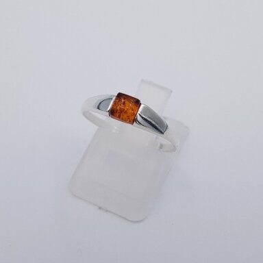 Sidabrinis žiedas su gintaru Z601; 17,5 mm Sidabrinis žiedas su gintaru Z601; 17,5 mm