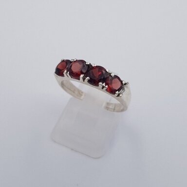 Sidabrinis žiedas su granatu Z0153; 18,5 mm Sidabrinis žiedas su granatu Z0153; 18,5 mm
