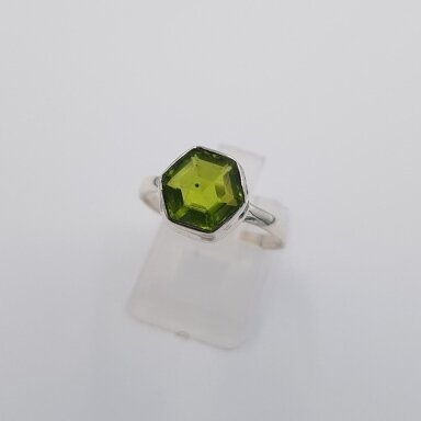 Sudraba gredzens ar peridotu Z1270; 18 mm
