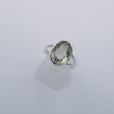 Sidabrinis žiedas su žaliuoju topazu Z272; 18 mm Sidabrinis žiedas su žaliuoju topazu Z272; 18 mm