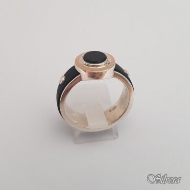 Sidabrinis žiedas su aukso detalėmis, silikonu ir oniksu Z164; 22,5 mm 1