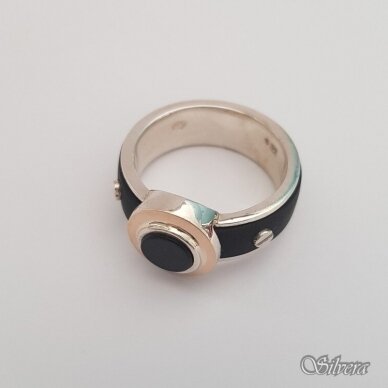 Sidabrinis žiedas su aukso detalėmis, silikonu ir oniksu Z164; 22,5 mm 2