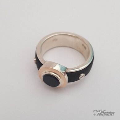 Sidabrinis žiedas su aukso detalėmis, silikonu ir oniksu Z164; 21,5 mm 2