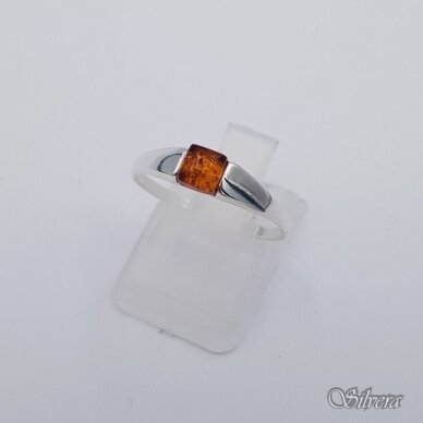 Sidabrinis žiedas su gintaru Z601; 17 mm Sidabrinis žiedas su gintaru Z601; 17 mm