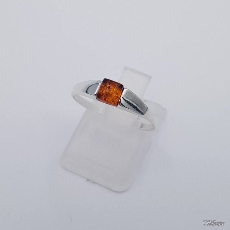 Sidabrinis žiedas su gintaru Z601; 17 mm Sidabrinis žiedas su gintaru Z601; 17 mm